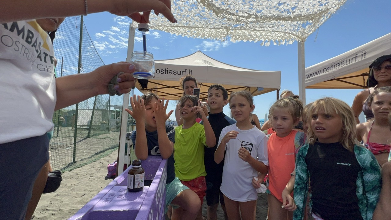 Inaugurate due nuove panchine della gentilezza all''Ostia Surf